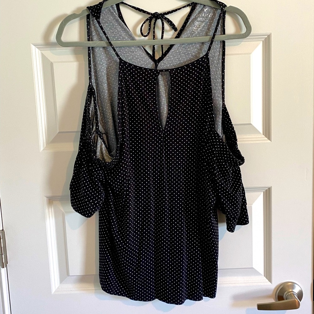 AEO cold Shoulder Top with Crepe material